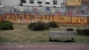 U Beogradu i drugim gradovima Srbije od kraja jula iscrtano je više ovakvih grafita na kojima piše 'Kad se vojska na Kosovo vrati'. Foto: grafit u Beogradu, juli 2023.
