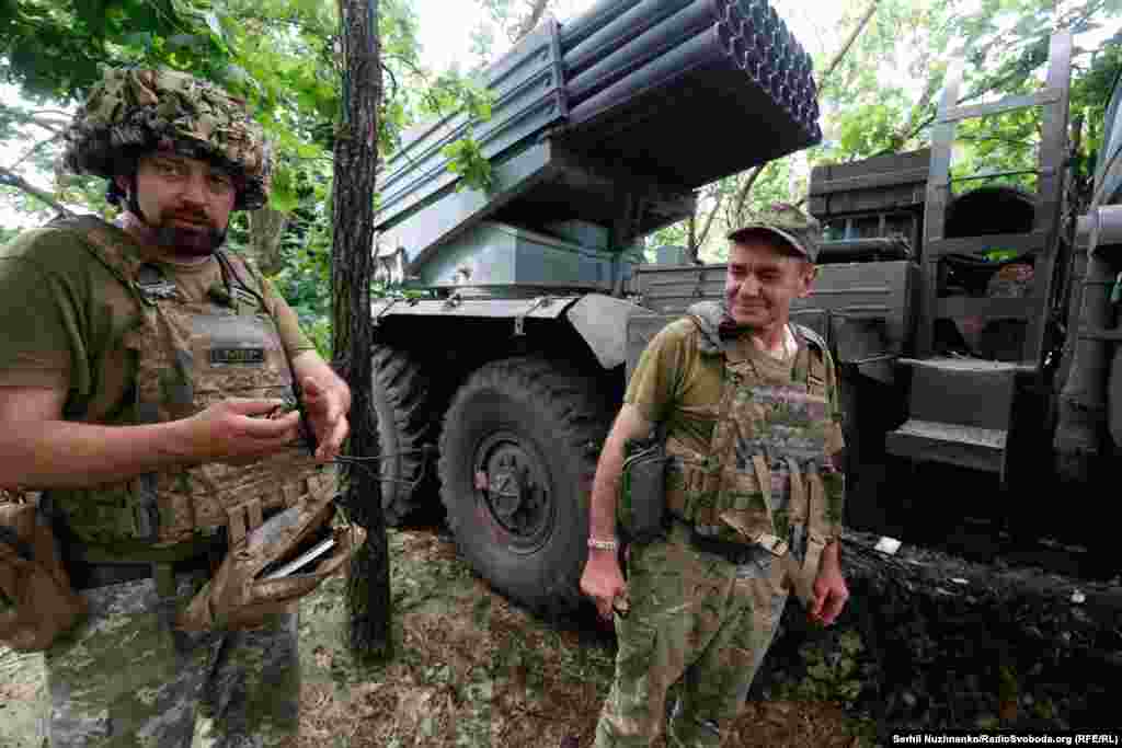 Андрій Старух показує ключ, за допомогою якого активують пуск артсистеми. «Я розставив пріоритети. Спочатку розвиток громади, а потім захистити вибір, який наша громада зробила. Якщо ми програємо, то бюджет будуть тратити в мене вдома росіяни, а не українці. Я не хочу, щоб мої родичі були вбиті. Я сам з півдня України. Моя рідня не вся пережила Голодомор. Я знаю, хто такі росіяни не з чужих слів», – говорить мер і військовий 
