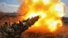 Український танк веде вогонь по російських позиціях на передовій поблизу Бахмуту на Донеччині, 26 березня 2023 року