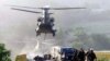 Soldați britanici coboară dintr-un elicopter pe un pod din orașul Kacanik, în sudul Kosovo, pe 12 iunie 1999.<br />
<br />
Sute de soldați NATO &ndash; inclusiv Gurkha, temuții militari nepalezi, au fost folosiți pentru a securiza podul.<br />
<br />
În prezent, casele sunt aliniate de-a lungul drumului spre pod, care a fost reconstruit.