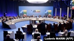 NATO începe să preia de la SUA coordonarea ajutorului militar pentru Ucraina, dar deciziile sunt îngreunate de părerile diferite din interiorul alianței cu 32 de membri.