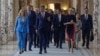 Marcel Ciolacu, noul premier al României, alături de o parte din miniștrii din cabinetul său. Guvernul condus de liderul social-democrat are 18 ministere, ocupate egal de PSD și PNL. 