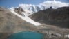 Snijeg iz prošle zimske sezone prekriven ćebadima na padini pored gornje stanice žičare na skijalištu Diavolezza u blizini alpskog odmarališta Pontresina, Švicarska, 21. jula 2022. 