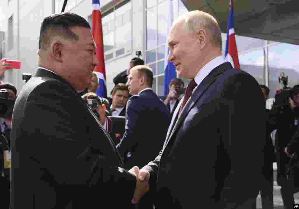 Кім і Путін потискають один одному руки під час зустрічі 13 вересня 2023 року. Путін практично підтвердив, що прагне укласти угоду про постачання зброї із Північною Кореєю, відповідаючи на запитання про співпрацю у військовій сфері: «Ми обговоримо всі питання без поспіху. Є час». 12 вересня речник Кремля Дмитро Пєсков заявив, що «звісно, як сусіди, наші країни співпрацюють у певних чутливих сферах, які не повинні публічно розкриватися чи оголошуватися»