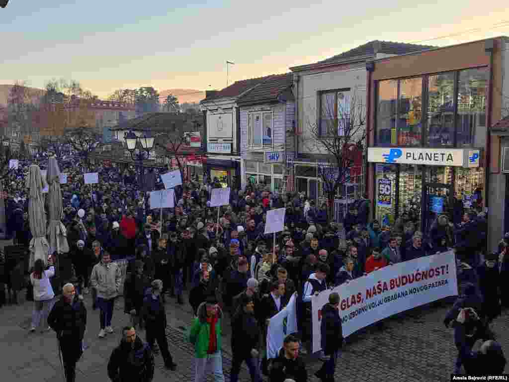 I u drugim gradovima u Srbiji su održavani protesti, u Zrenjaninu, Novom Pazaru… Na fotografiji: protest u Novom Pazaru 21. decembra 