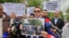 Advokat Obrenovića Predrag Miljković na protestu u Zvečanu pokazao je fotografiju od 29. maja na kojoj se vidi da njegov branjenik sedi na asfaltu, Zvečan 13. juni 2023.