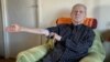 Octavian Fulop, supraviețuitor Auschwitz – Birkenau și al altor trei lagăre de exterminare, arată numărul de identificare ca prizonier, tatuat pe antebrațul drept