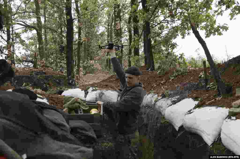 Оператор готує дрон до польоту біля лінії фронту. Безпілотники можуть працювати в умовах високого ризику та виконувати місії, які були б занадто небезпечними або складними для сухопутних військ або пілотованих літальних апаратів. Крім того, камери високої роздільної здатності дозволяють дронам працювати вночі. Однак польоти в дощ, сніг і туман все ще залишаються проблемою 