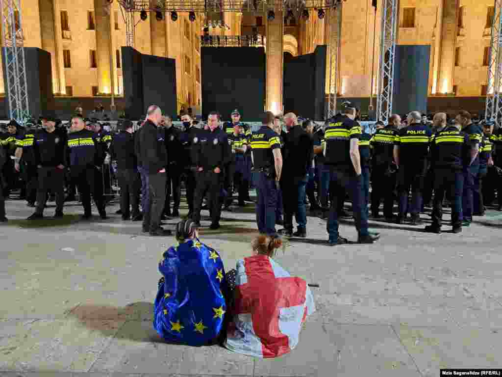 Представники ЄС заявили, що якщо Грузія ухвалить цей закон, то це унеможливить подальше просування країни до членствв в ЄС. У новій версії законопроєкту немає фрази «іноземний агент», але на думку опозиції: зміст від цього не міняється. У рахі ухвалення, закон вимагатиме від організацій із іноземним фінансуванням реєстрації своєї діяльності, надання владі широких наглядових повноважень та дозволу кримінального покарання за незначені порушення