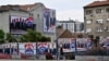 Pešakinja prolazi pored predizbornih bilborda na kojima su predsednik Srbije Aleksandar Vučić i drugi funkcioneri Srpske napredne stranke, Beograd, 31. maja 2024.