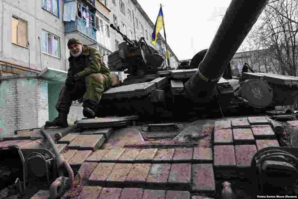 Украинский военный сидит на танке у разрушенных во время боёв домов в окрестностях Бахмута. Бои за расположенную на стратегическом перекрёстке «Крепость Бахмут» продолжаются, несмотря на заявления россиян о захвате города