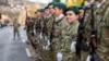 Militari ai Armatei Române se pregătesc de defilarea de Ziua Națională a României.