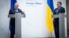 За словами Дмитра Кулеби (праворуч), він поінформував Жозепа Борреля про російські балістичні удари по Києву та інших українських містах