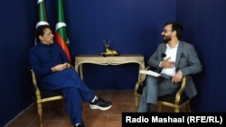د تحریک انصاف مشر او پخوانی وزیراعظم عمران خان د مشال راډیو خبریال طاهر جمیل خان سره په ځانګړې مرکه کې.