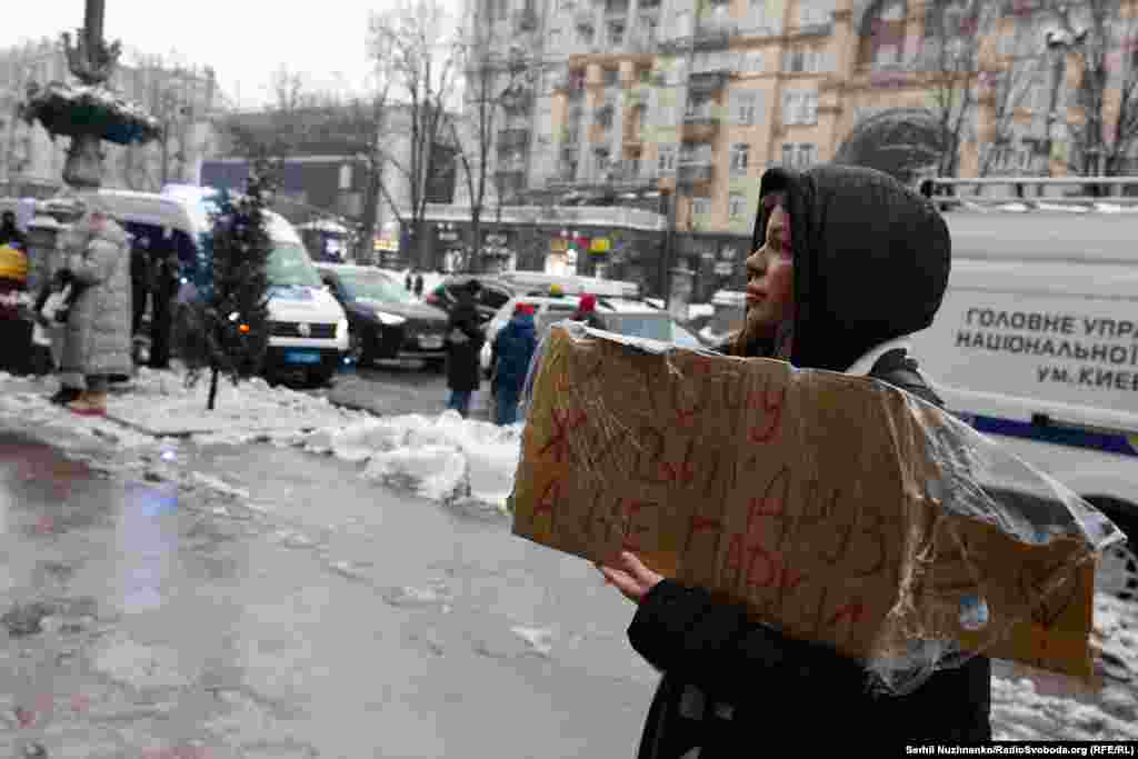 Раніше міський голова Києва Віталій Кличко повідомляв, що на програму «Захисник Києва» в бюджеті на 2024 рік закладений 1 млрд грн. Кличко скаржився, що парламент «позбавив столицю та інші міста й селища можливості допомагати ЗСУ, забравши військовий ПДФО»