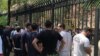 Протесты перед абхазским парламентом против рассмотрения законопроекта об апартаментах, 17 июля 2024
