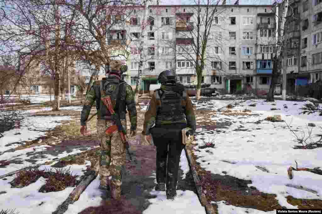 Украинский солдат и волонтёр идут к дому в Часовом Яре в надежде убедить последних остающихся в городе эвакуироваться. По оценкам, в городе живёт около 1500 человек. В основном они прячутся в подвалах. В городе нет электричества, разрушен водопровод 