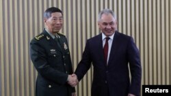Китайський міністр оборони Лі Шанфу тисне руку російському колезі Сергію Шойгу під час зустрічі в Москві на безпековій конференції. 15 серпня 2023 року