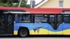 Натівський автобус з написами «Озброюйте Україну» та «Поки ви чекаєте на цей автобус, Україна чекає на F-16», припаркований біля місця проведення саміту НАТО у столиці Литви. Вільнюсі 11 липня 2023 року 