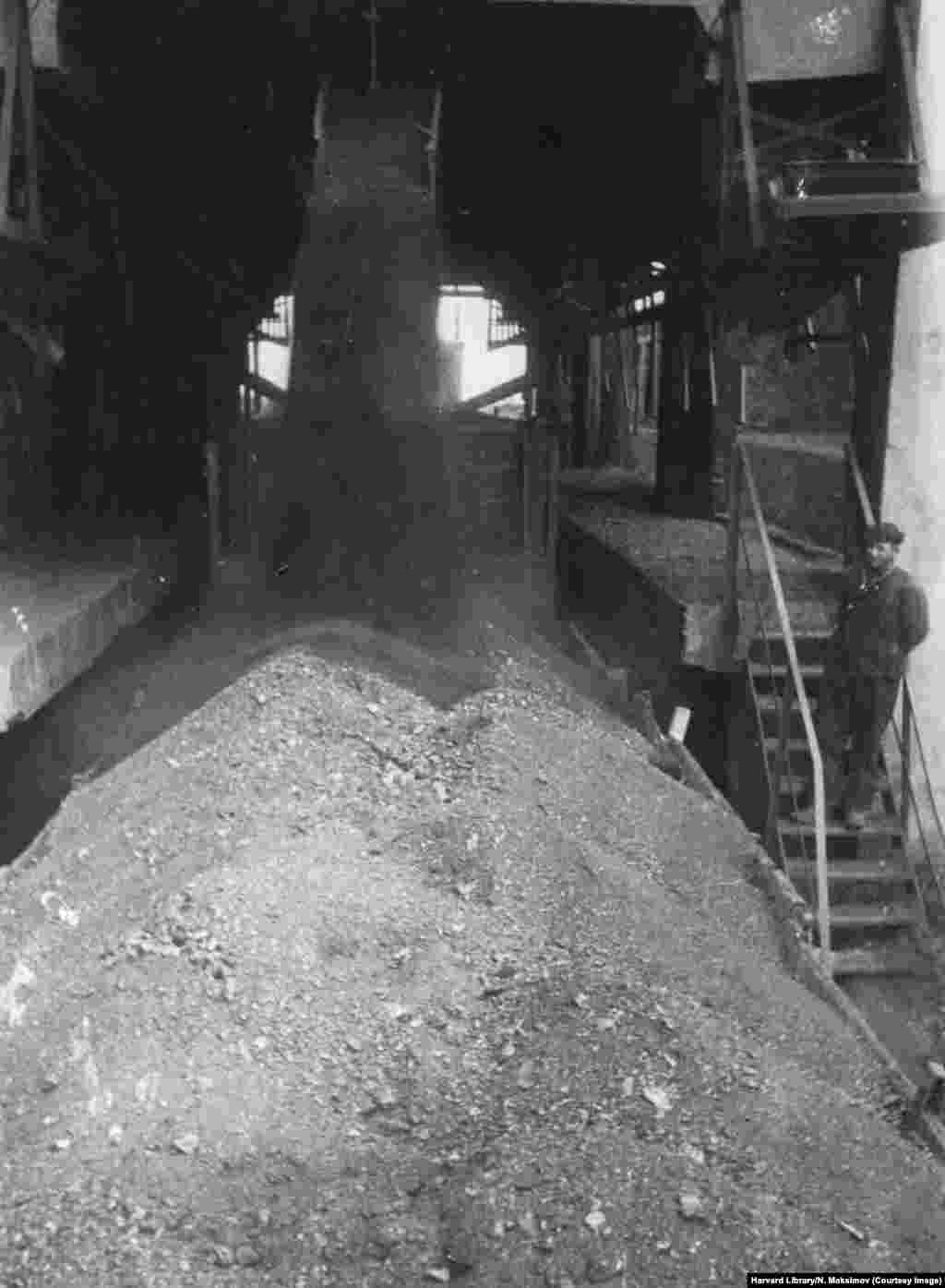 Coal is loaded onto a rail wagon in a Donbas mine that had recently been restored. 