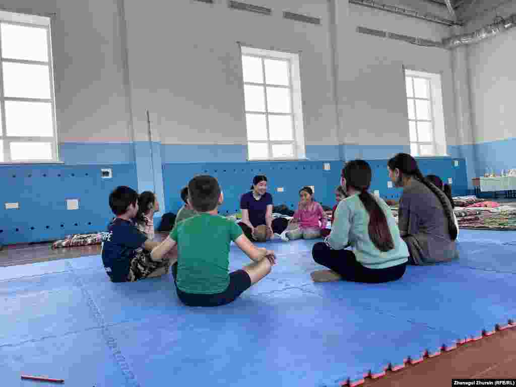 Эвакуированные дети в спортзале школы № 18. Родители беспокоятся, как школьники будут учиться. По словам жителей, из-за холодов и сырости некоторые дети заболели