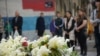 Odavanje pošte žrtvama napada u beogradskoj osnovnoj školi "Vladislav Ribnikar", dva dana nakon zločina (5. maj 2023.).