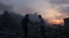 Palestinci traže stvari koje se mogu spasiti ispred ruševina zgrade uništene u izraelskim zračnim napadima u gradu Gazi 8. oktobra 2023.