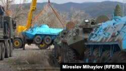Българските БТР-6о при товаренето им на гара Курило, за да бъдат дарени на украинската армия.