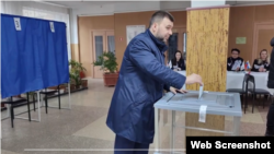 Донецьк, окупаційний голова так званої "ДНР" Денис Пушилін на виборчій дільниці. Кадр з ТГ-канала Пушиліна