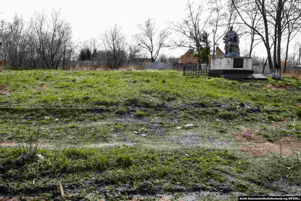 Знищений російський танк Т-72 біля пошкодженого меморіалу загиблим воїнам у Другій&nbsp; світової війни в селі Лук&rsquo;янівка на Київщині, березень 2022 року / Праворуч: березень 2024 року