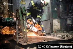 ТЕС під Києвом зазнала тотальних руйнувань. ДСНС намагається зупинити подальші рунування на місці влучення російської ракети. 11 квітня 2024 року