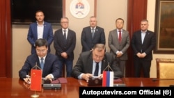 Predsjednik RS-a Milorad Dodik i direktor CRBC-a za JI Evropu Jang Dong potpisuju memorandum u Banjoj Luci, 25. aprila 2023.