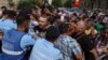 Joi, timp de mai multe ore, protestatarii de la Ministerul Sănătății s-au îmbrâncit cu jandarmii