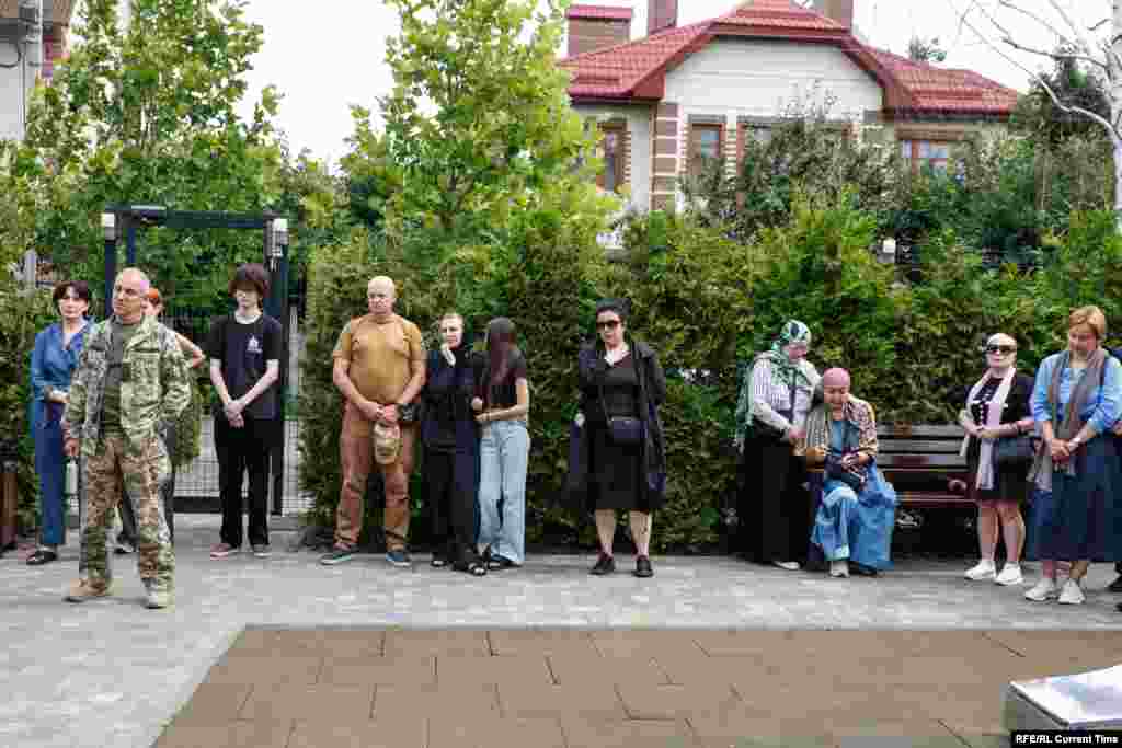 Проститься с Айдосом Садыковым пришли десятки человек — родственники, друзья, неравнодушные горожане. 