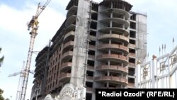 Строительство этого многоэтажного дома в Кулябе ведет компания "Комил-2010"