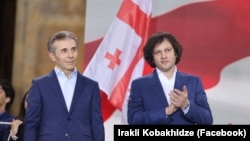 "ქართული ოცნების" საპატიო თავმჯდომარე ბიძინა ივანიშვილი (მარცხნივ), პრემიერ-მინისტრი ირაკლი კობახიძე
