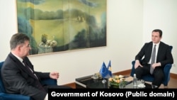 Premijer Kosova Aljbin Kurti i izaslanik EU Miroslav Lajčak tokom jednog od prethodnih sastanka u Prištini. Fotografija iz arhive.