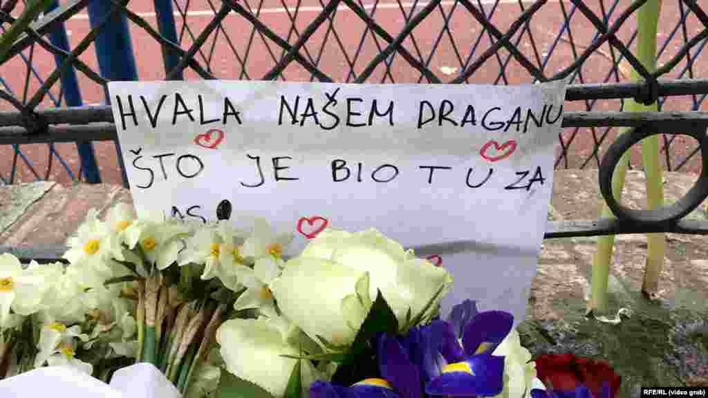 "Hvala našem Draganu što je bio tu za nas", jedna je od poruka za preminulog radnika obezbeđenja. 