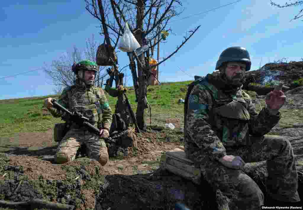 Українські військові під час затишшя між боями неподалік Бахмуту, 10 квітня 2023 року. Офіційний Київ стверджує, що оборона Бахмута завдає величезних втрат російським військам, але визнає, що українські сили теж платять високу ціну, утримуючи «фортецю Бахмут»