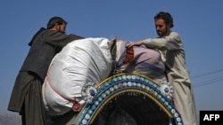 د پاکستان حکومت تر اعلان وروسته يوشمېر کډوال افغانستان ته ستانه شوي دي. پخوانی انځور