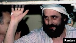 Vuk Drašković, lider Srpskog pokreta obnove maše pristalicama 9. jula 1993. sa prozora svoje bolničke sobe nakon oslobađanja