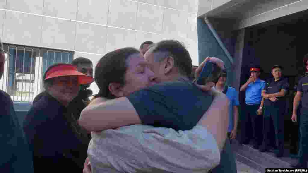 Кемпир-Абад иши боюнча акталган Равшан Жээнбеков жана укук коргоочу Динара Ошурахунова 