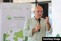 Raul Pop spune că sistemul de colectare-rambursare îi va ajuta pe oameni să reclicleze sticlele de plastic.