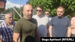 ბიზნესმენი სოსო ბაბაევი გორის დროებითი დაკავების იზოლატორიდან გამოსვლის შემდეგ. 6 ივნისი, 2024.