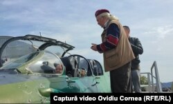 Radu Crăciun (în cabina MiG-ului 21 LanceR), fost instructor de parașutism și colegul său, Bela Ungar.