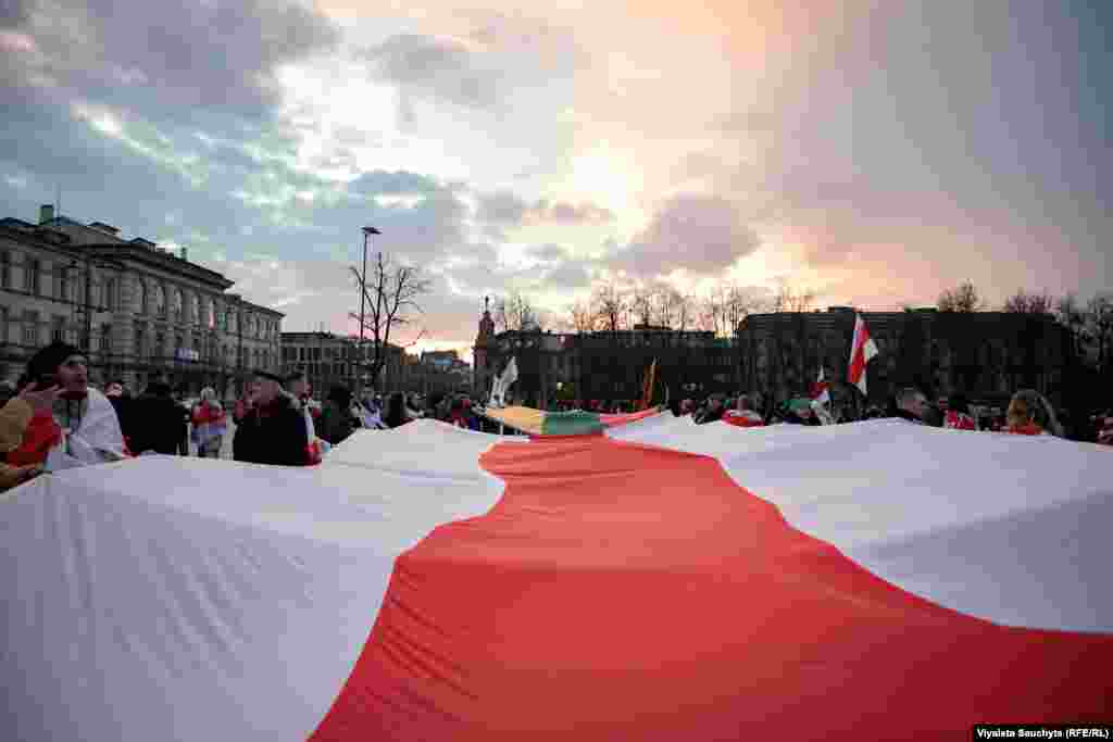 Exiled Belarusians held a sunset march through the streets of the Lithuanian capital, Vilnius, on March 25 to commemorate the 106th anniversary of Belarus's declaration of independence. The Belarus People's Republic declared its independence on March 25, 1918, and remained autonomous until December 1918, when it was absorbed into the newly established Soviet Union.