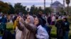 "Запкы тартып, алдангандар көп". Түркияда кыз-келиндер кабылган кыйынчылыктар 