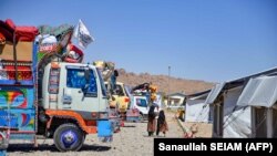 له پاکستانه ستانه شویو کډوالو ګاډي د کندهار په تخت پل سیمه کې ولاړ دي ـ پخوانی انځور.