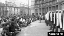 Scutieri si revoluționari în Piata Romană în data de 22 decembrie 1989, în ziua în care soții Nicolae și Elena Ceaușescu au fugit cu elicopterul din Capitală. Foto: Lucian Tudose/Arhiva Agerpres