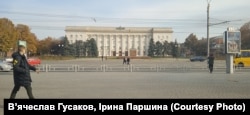 Херсонці тільки дізналися про втечу росіян та появу на околицях міста української армії. На постаменті колишнього пам'ятника з'явився перший після втечі росіян із міста прапор України, 11 листопада 2022 року
